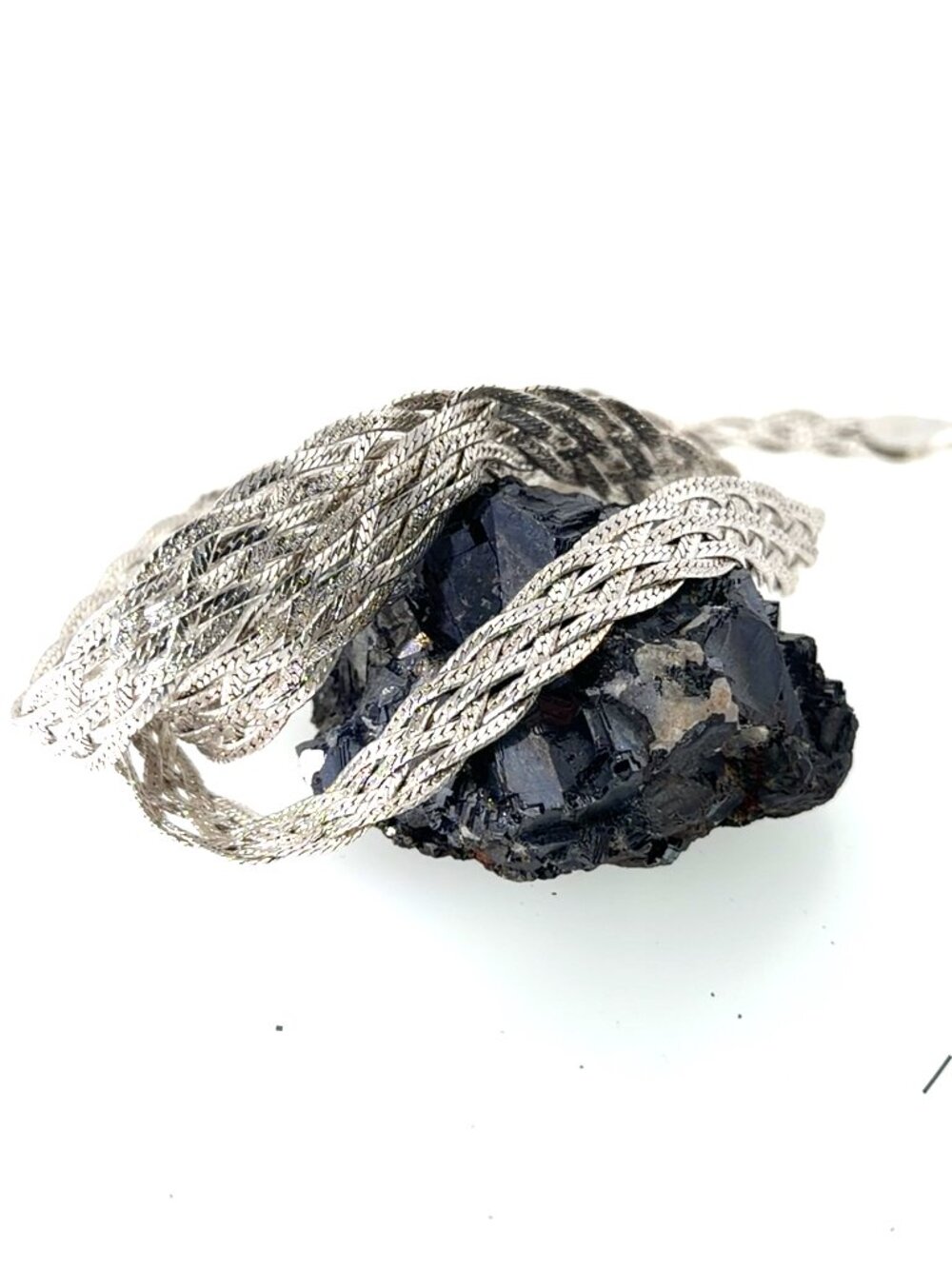 Interwoven herringbone design link chain
